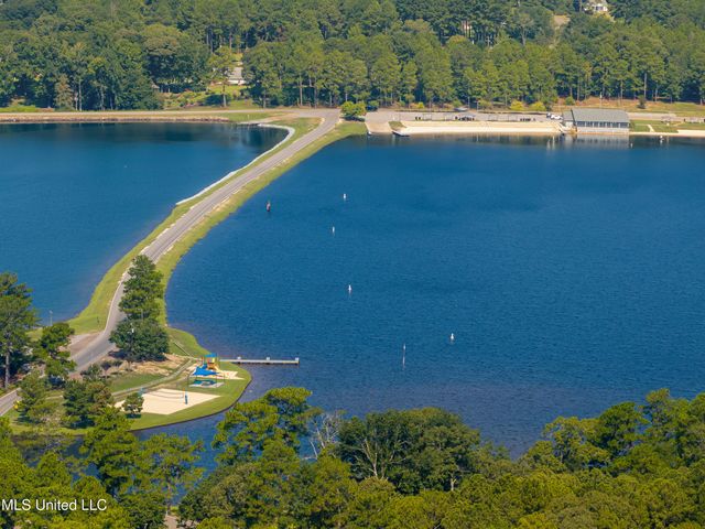 269 W Lake Road, Hattiesburg, MS 39402