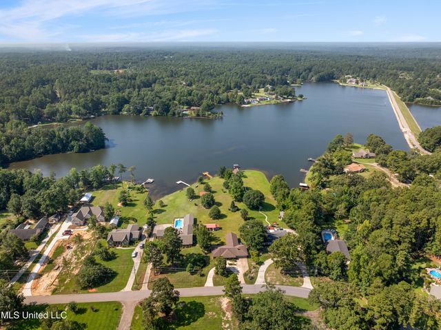 269 W Lake Road, Hattiesburg, MS 39402