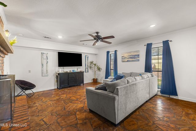 269 W Lake Road, Hattiesburg, MS 39402