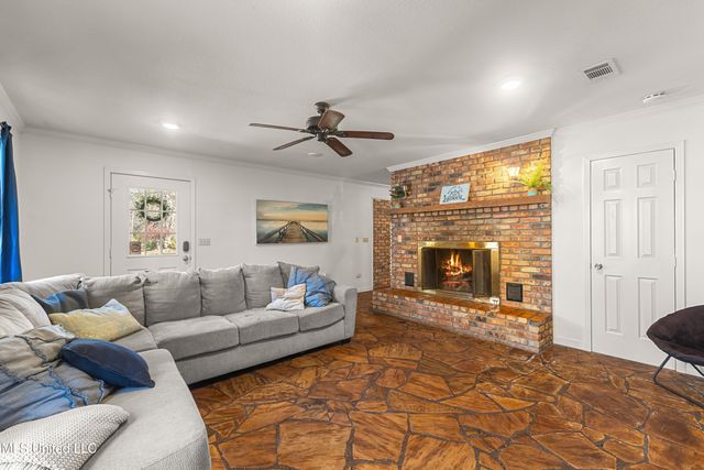 269 W Lake Road, Hattiesburg, MS 39402