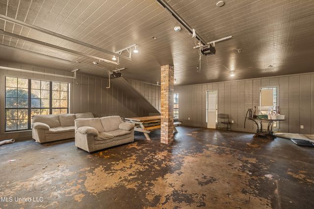 269 W Lake Road, Hattiesburg, MS 39402