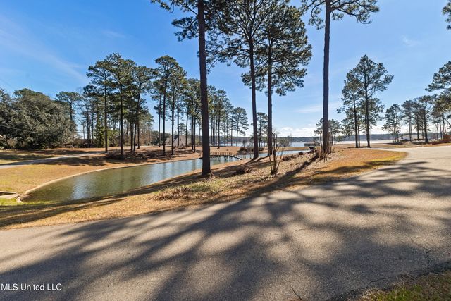 269 W Lake Road, Hattiesburg, MS 39402