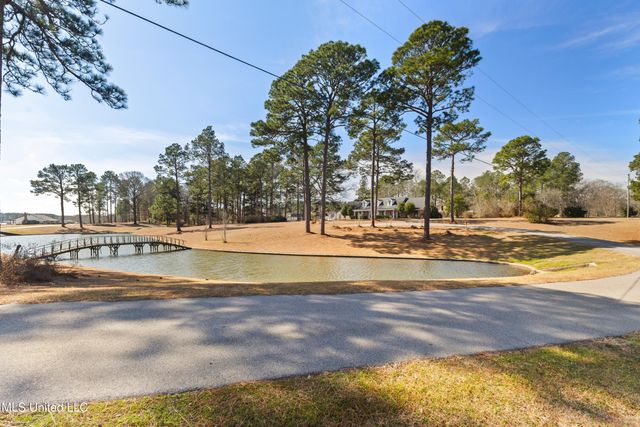 269 W Lake Road, Hattiesburg, MS 39402