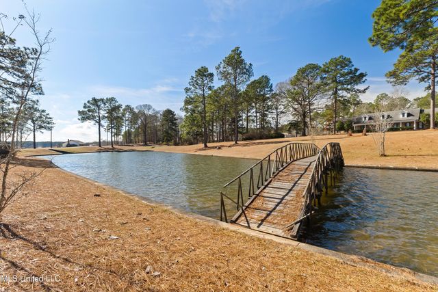 269 W Lake Road, Hattiesburg, MS 39402