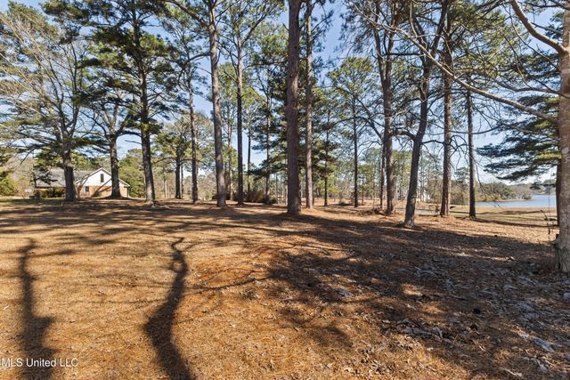 269 W Lake Road, Hattiesburg, MS 39402