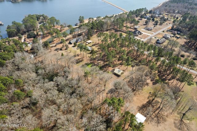 269 W Lake Road, Hattiesburg, MS 39402