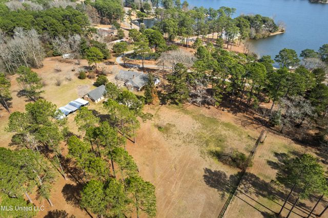 269 W Lake Road, Hattiesburg, MS 39402