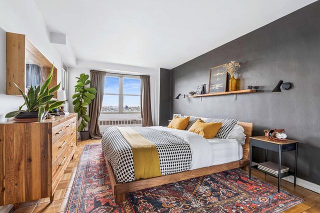 900 W 190th St Apt 10E, New York City, NY 10040