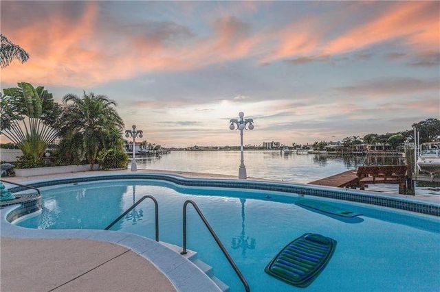 7985 4TH AVENUE S, St Petersburg, FL 33707