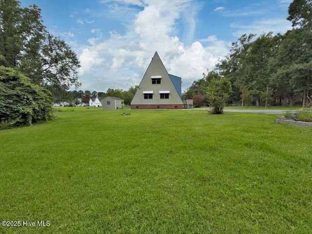 211 Country Club Boulevard, Jacksonville, NC 28540