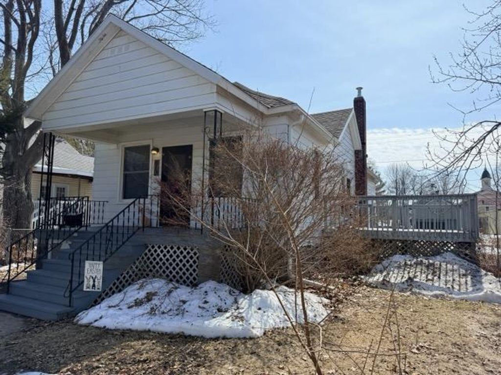 813 12TH AVENUE, Menominee, MI 49858