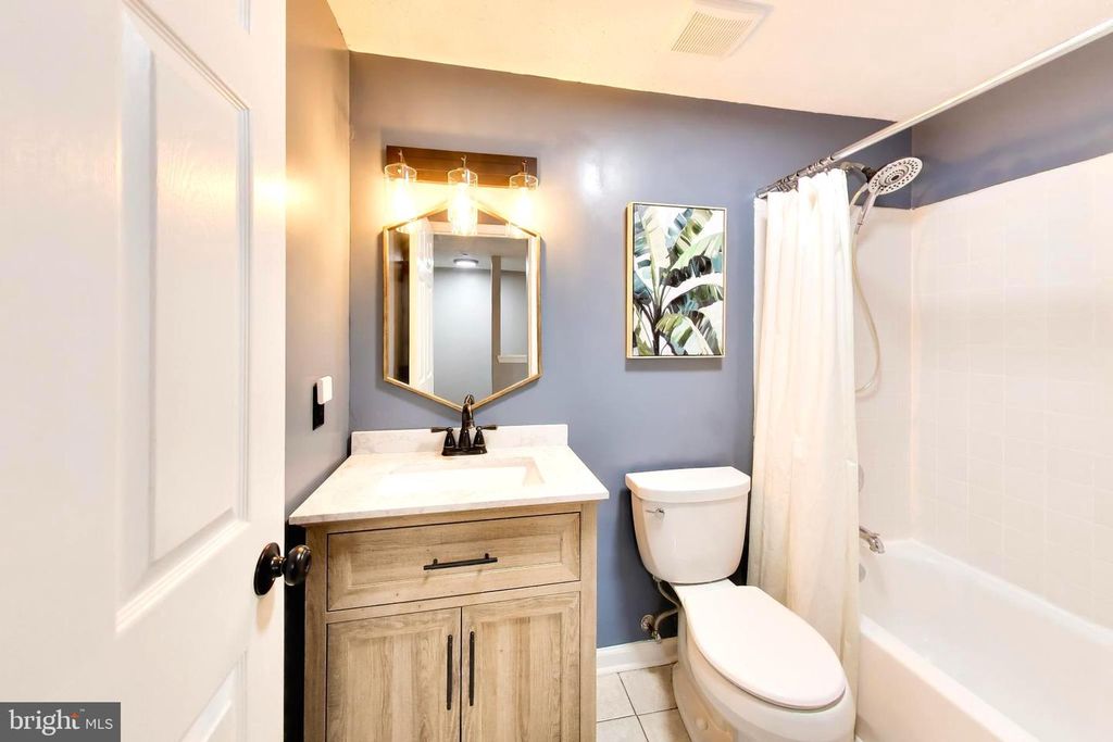 Image 18 of property listing at 511 HOLLYBERRY WAY, Frederick, MD 21703