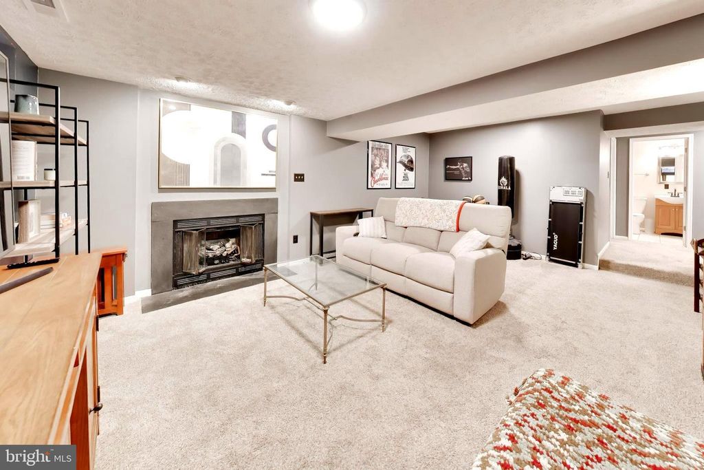 Image 20 of property listing at 511 HOLLYBERRY WAY, Frederick, MD 21703