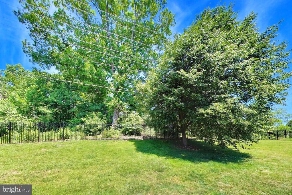 Image 25 of property listing at 511 HOLLYBERRY WAY, Frederick, MD 21703