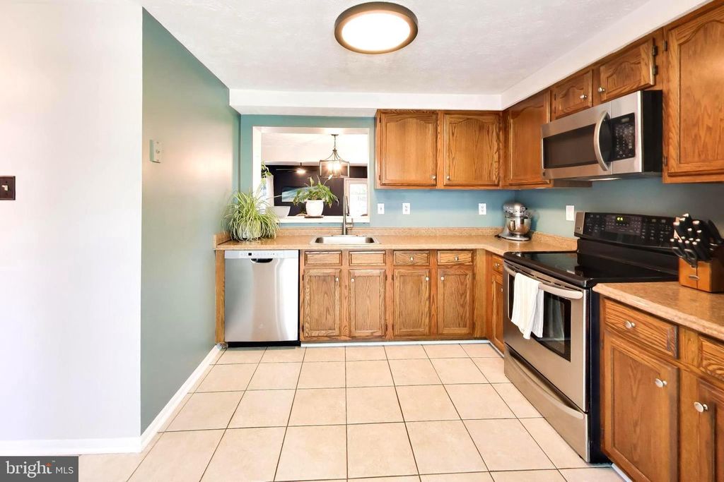 Image 6 of property listing at 511 HOLLYBERRY WAY, Frederick, MD 21703
