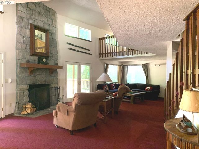 24375 E FAHIE Ln, Welches, OR 97067