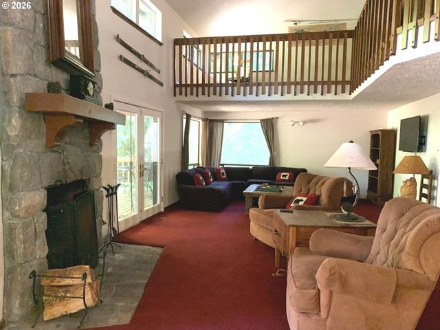 24375 E FAHIE Ln, Welches, OR 97067