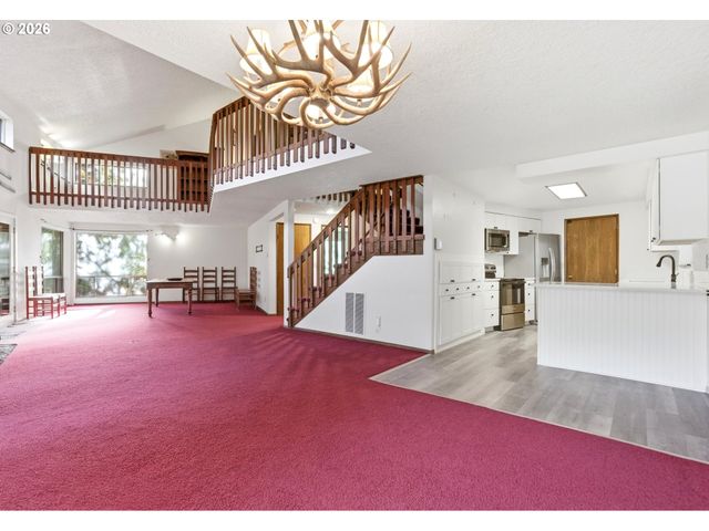 24375 E FAHIE Ln, Welches, OR 97067