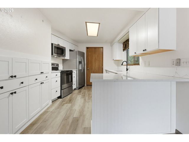 24375 E FAHIE Ln, Welches, OR 97067