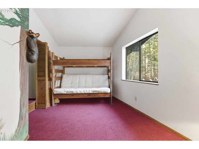 24375 E FAHIE Ln, Welches, OR 97067