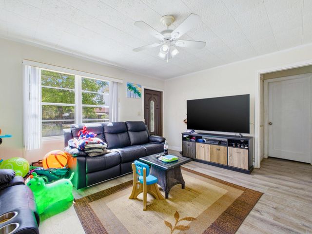 5509 W Garden Avenue, West Palm Beach, FL 33405