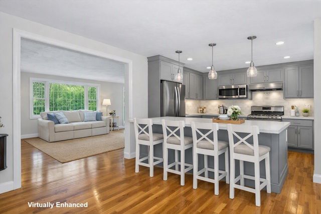 25 Wiley Post Lane, Falmouth, MA 02536