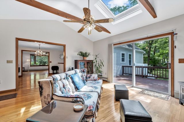 25 Wiley Post Lane, Falmouth, MA 02536