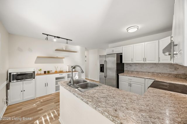 8902 Wooded Glen Rd, Louisville, KY 40220