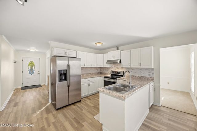 8902 Wooded Glen Rd, Louisville, KY 40220