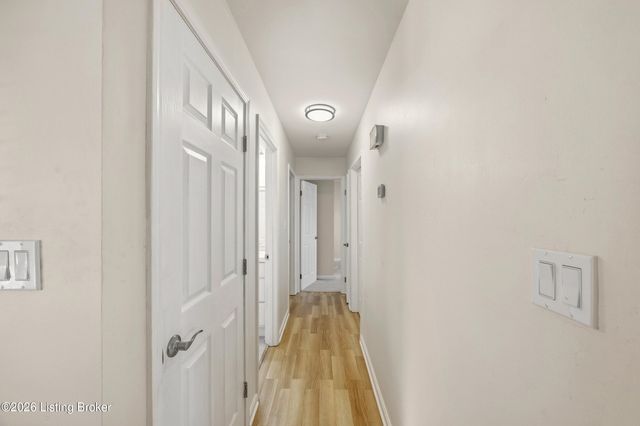 8902 Wooded Glen Rd, Louisville, KY 40220