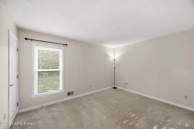 8902 Wooded Glen Rd, Louisville, KY 40220