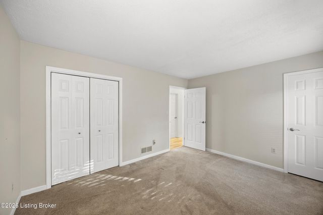 8902 Wooded Glen Rd, Louisville, KY 40220