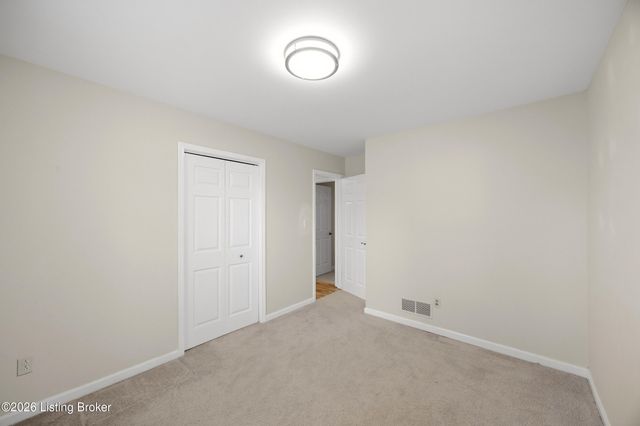 8902 Wooded Glen Rd, Louisville, KY 40220