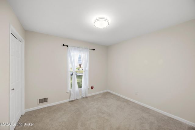 8902 Wooded Glen Rd, Louisville, KY 40220