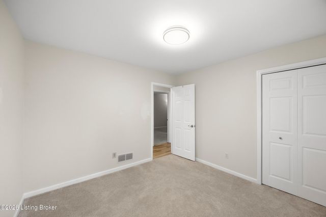 8902 Wooded Glen Rd, Louisville, KY 40220