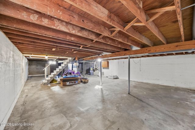 8902 Wooded Glen Rd, Louisville, KY 40220