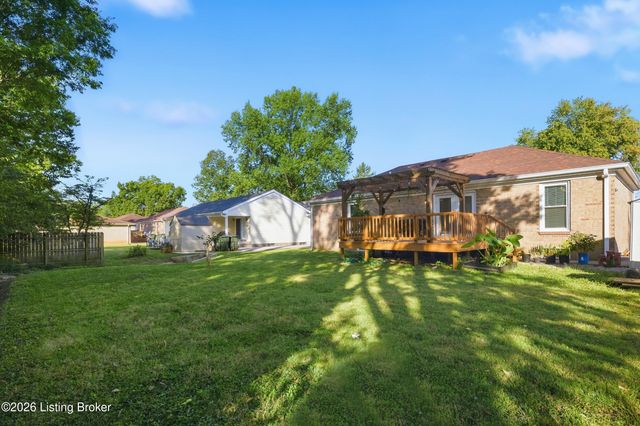 8902 Wooded Glen Rd, Louisville, KY 40220