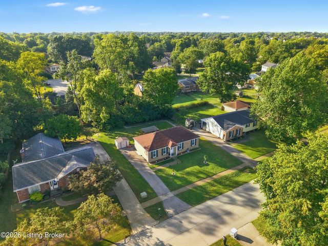 8902 Wooded Glen Rd, Louisville, KY 40220