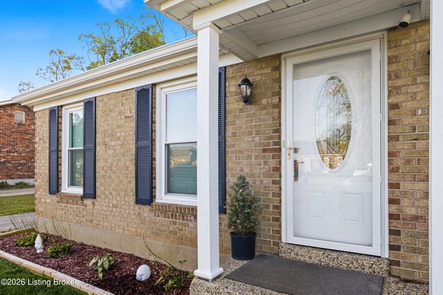 8902 Wooded Glen Rd, Louisville, KY 40220