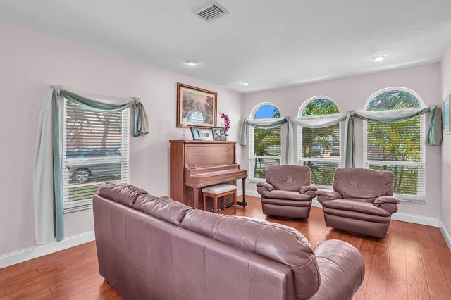 317 E Garden Cove Circle, Davie, FL 33325