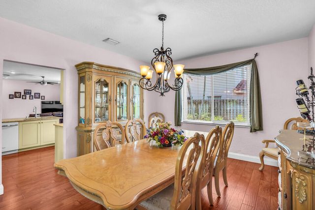 317 E Garden Cove Circle, Davie, FL 33325