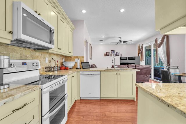 317 E Garden Cove Circle, Davie, FL 33325