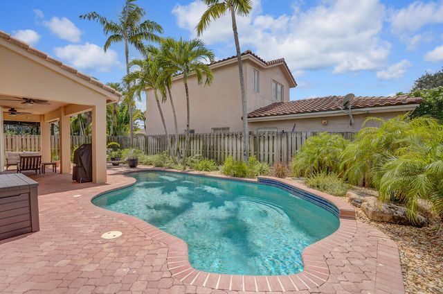317 E Garden Cove Circle, Davie, FL 33325