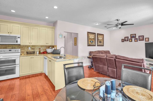 317 E Garden Cove Circle, Davie, FL 33325