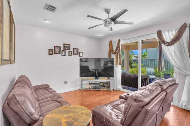 317 E Garden Cove Circle, Davie, FL 33325