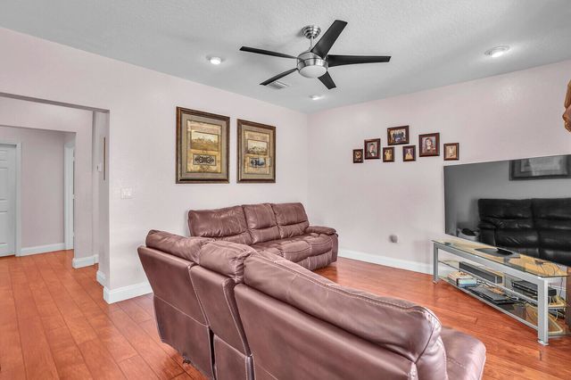 317 E Garden Cove Circle, Davie, FL 33325