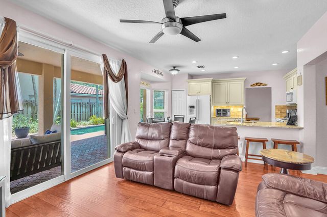317 E Garden Cove Circle, Davie, FL 33325
