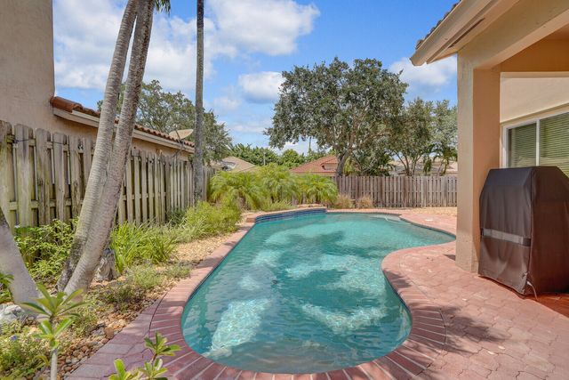 317 E Garden Cove Circle, Davie, FL 33325