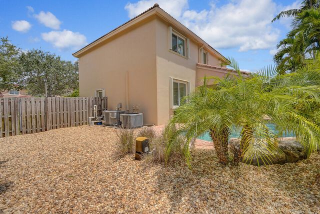 317 E Garden Cove Circle, Davie, FL 33325