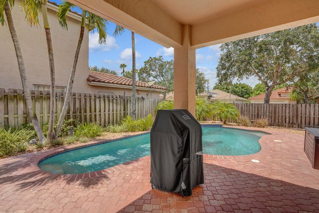 317 E Garden Cove Circle, Davie, FL 33325